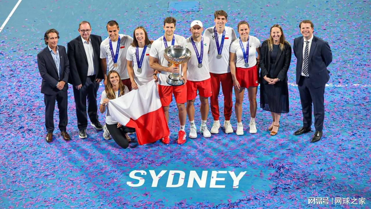 AG体育官方入口-斯瓦泰克罕见两连败吞蛋落泪，波兰险胜瑞士夺得联合杯冠军