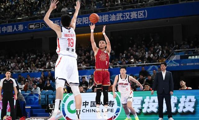 AG体育官方入口-CBA八强夜爆冷？北京赛季三杀广东，上海轻取山东